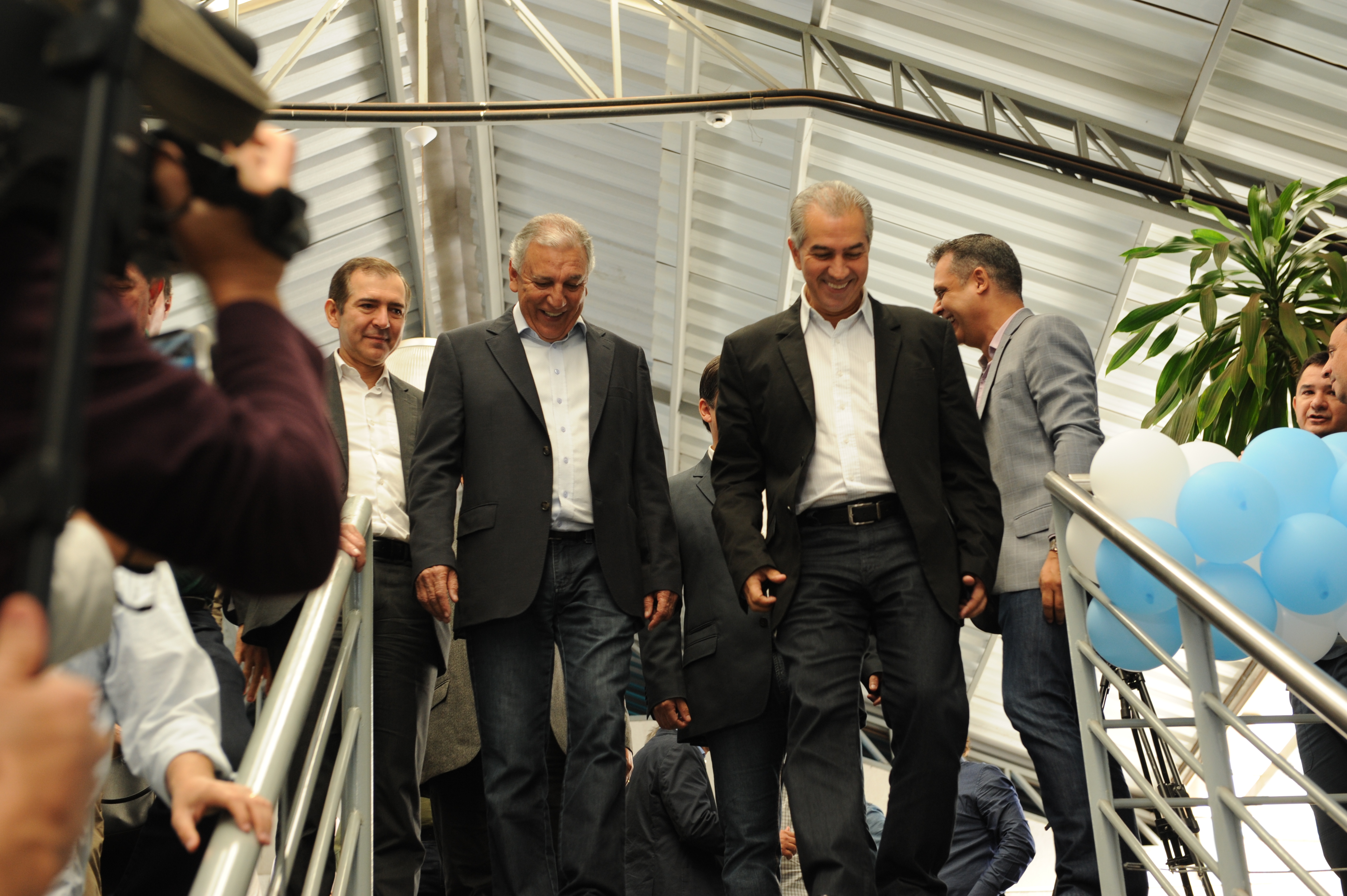Sr. Luiz Rocha recepcionando o governador Reinaldo Azambuja que chegou ao evento