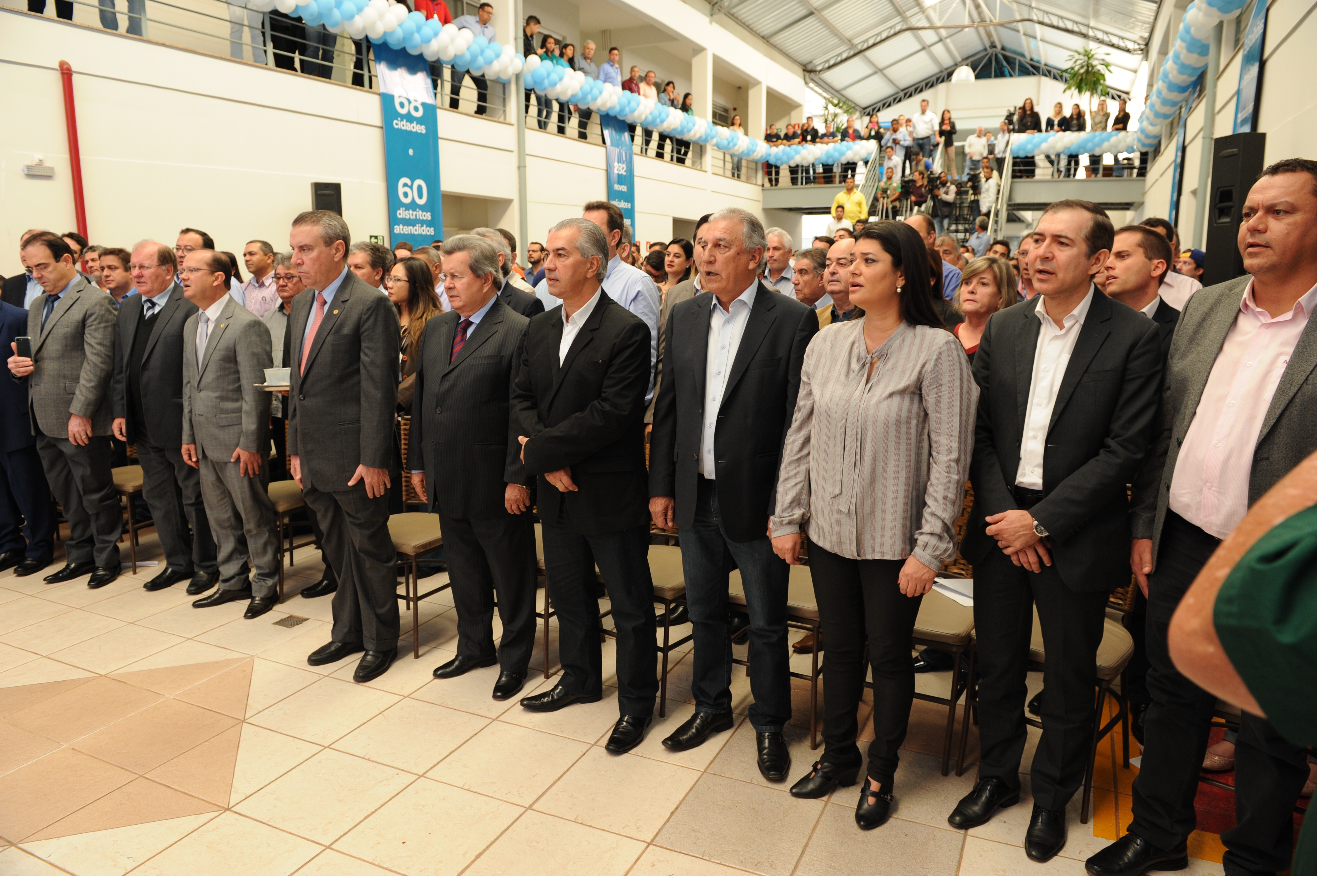 Convidados cantando o Hino de Mato Grosso do Sul (Foto: Marcelo Moriyama)