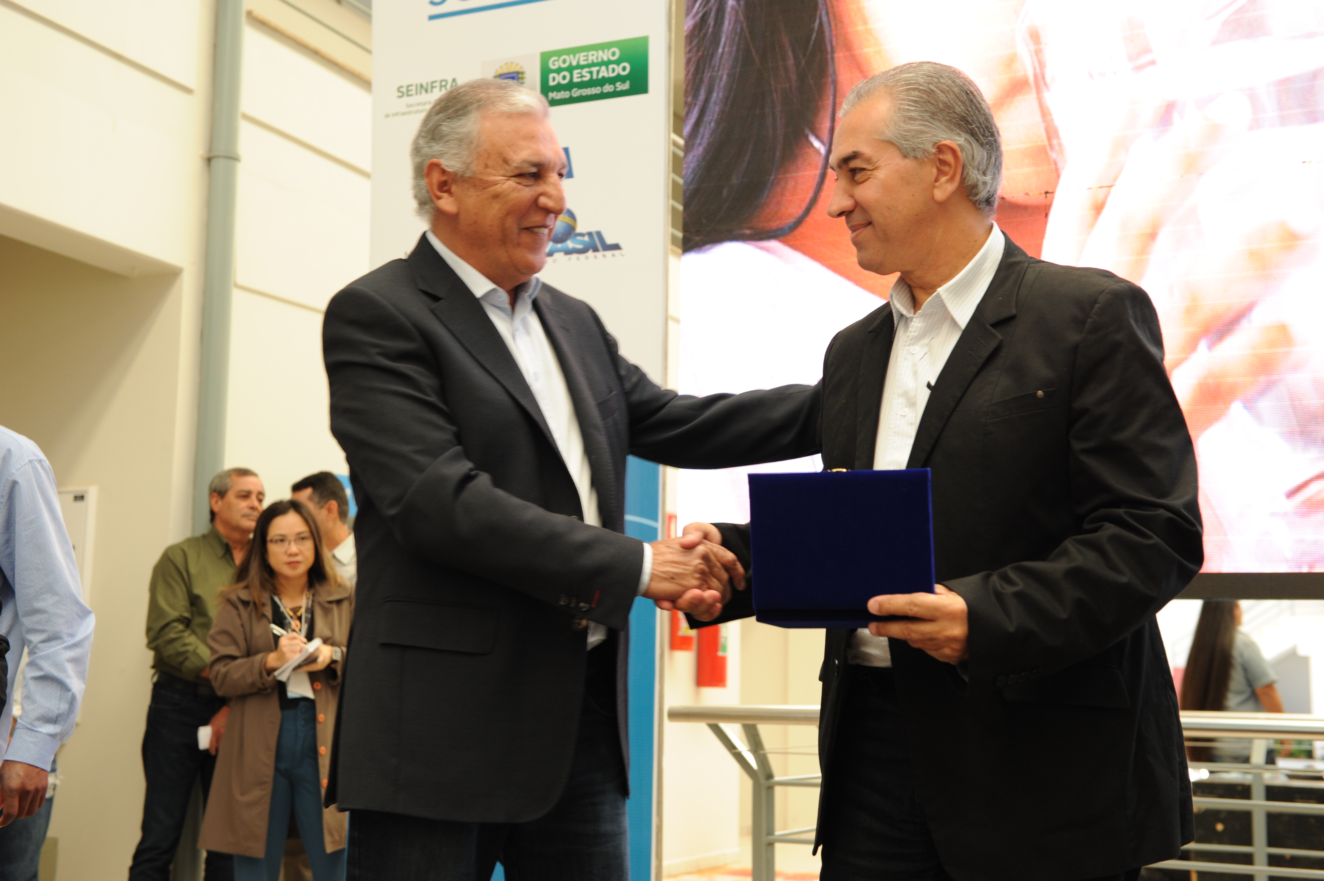 Sr. Luiz Rocha entrega uma placa para o Governador (Foto: Marcelo Moriyama)