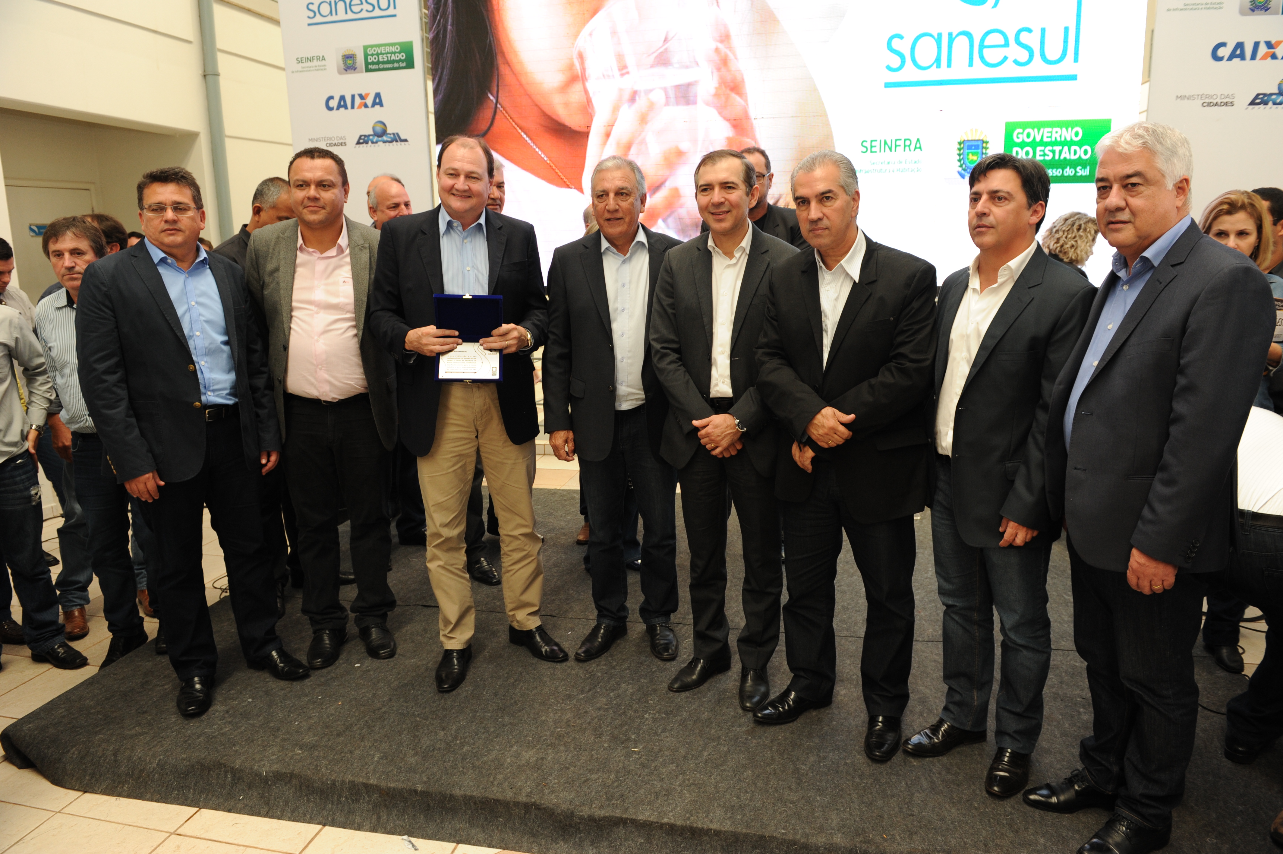Diretoria Executiva da Sanesul com autoridades(Foto: Marcelo Moriyama)