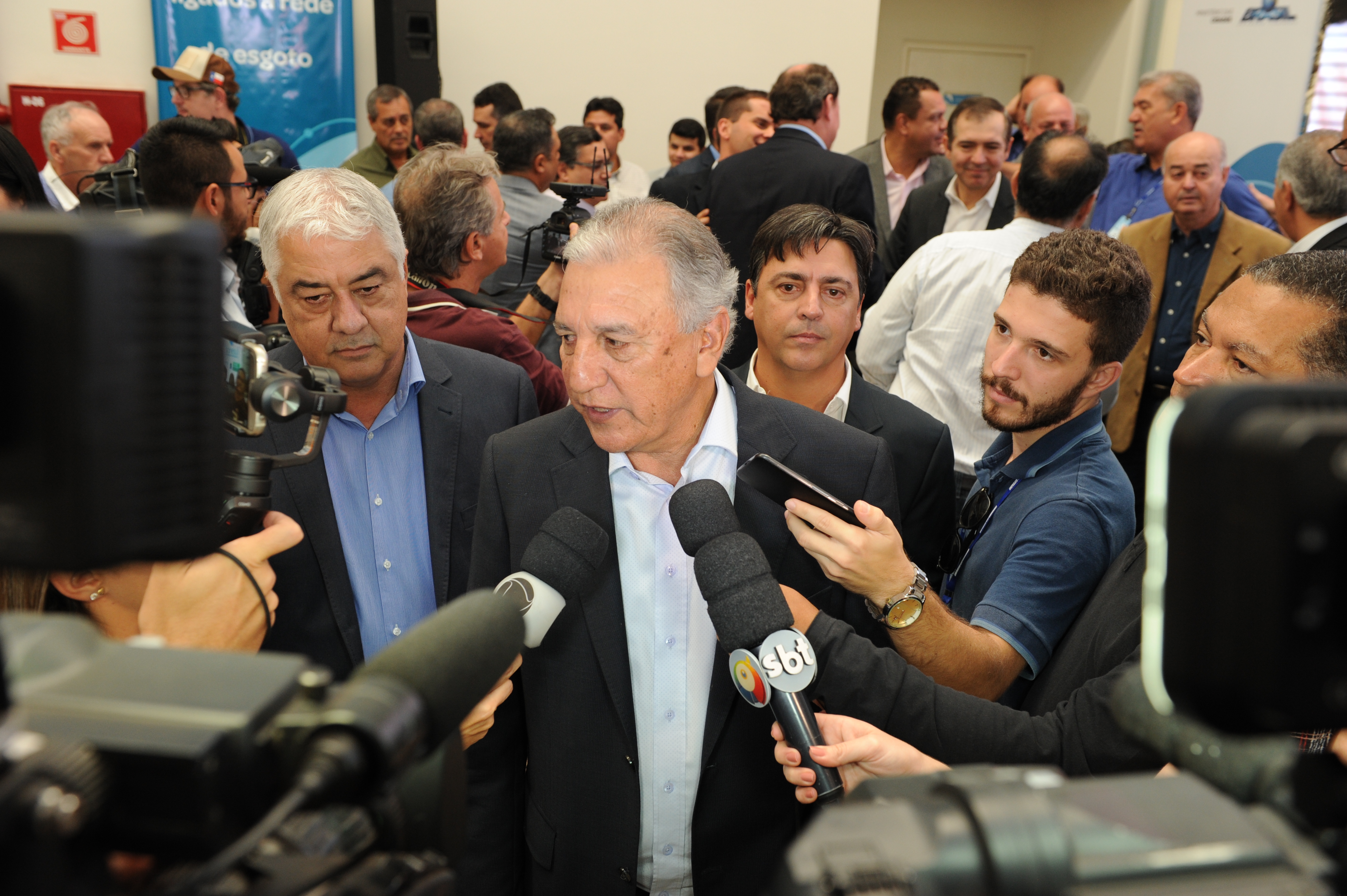 Diretor-presidente da Sanesul, Luiz Rocha, concedeu entrevista à imprensa (Foto: Marcelo Moriyama)