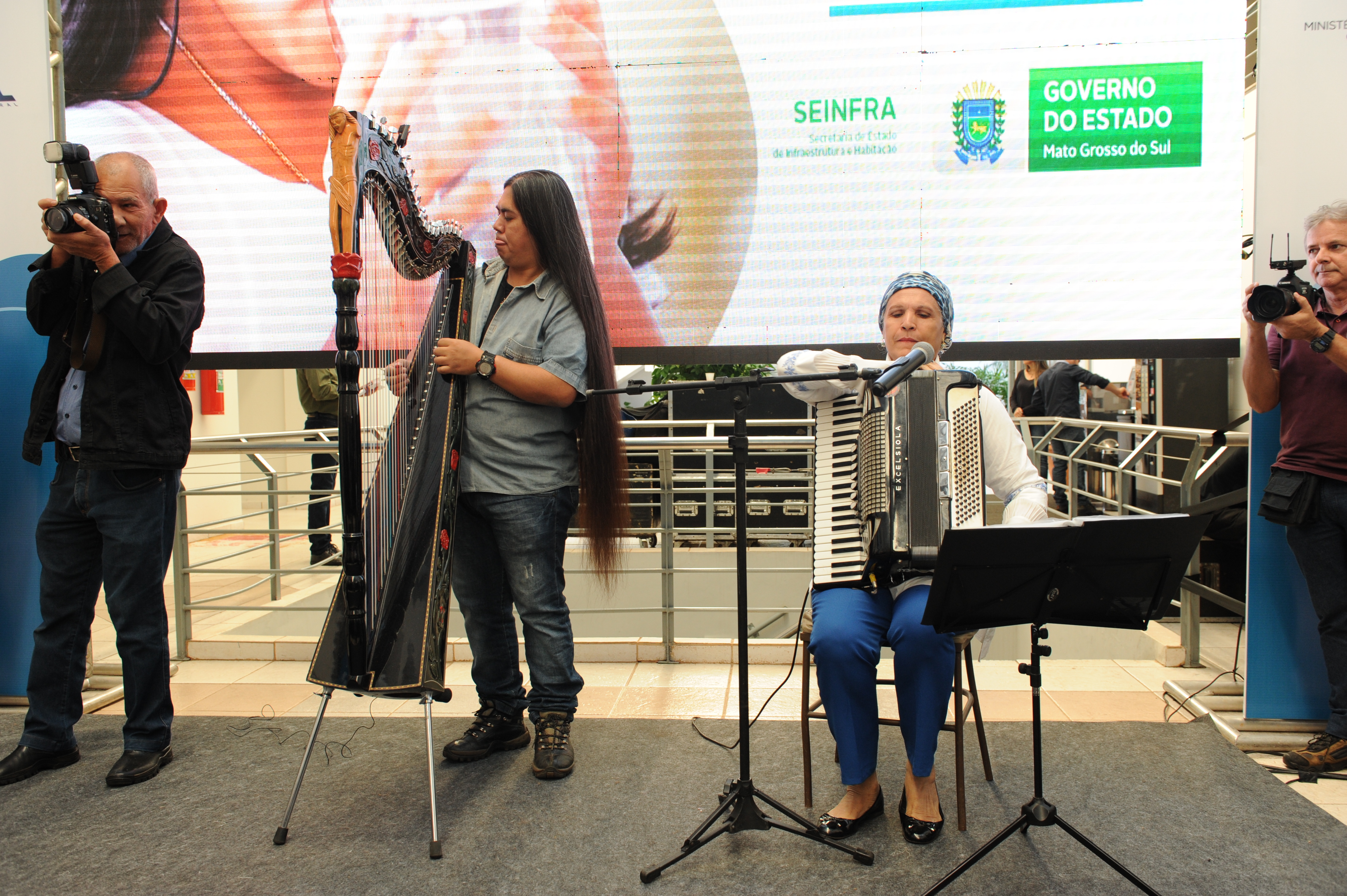 Lenilde Ramos e Fábio Kaida no momento do Hino de MS (Foto: Marcelo Moriyama)