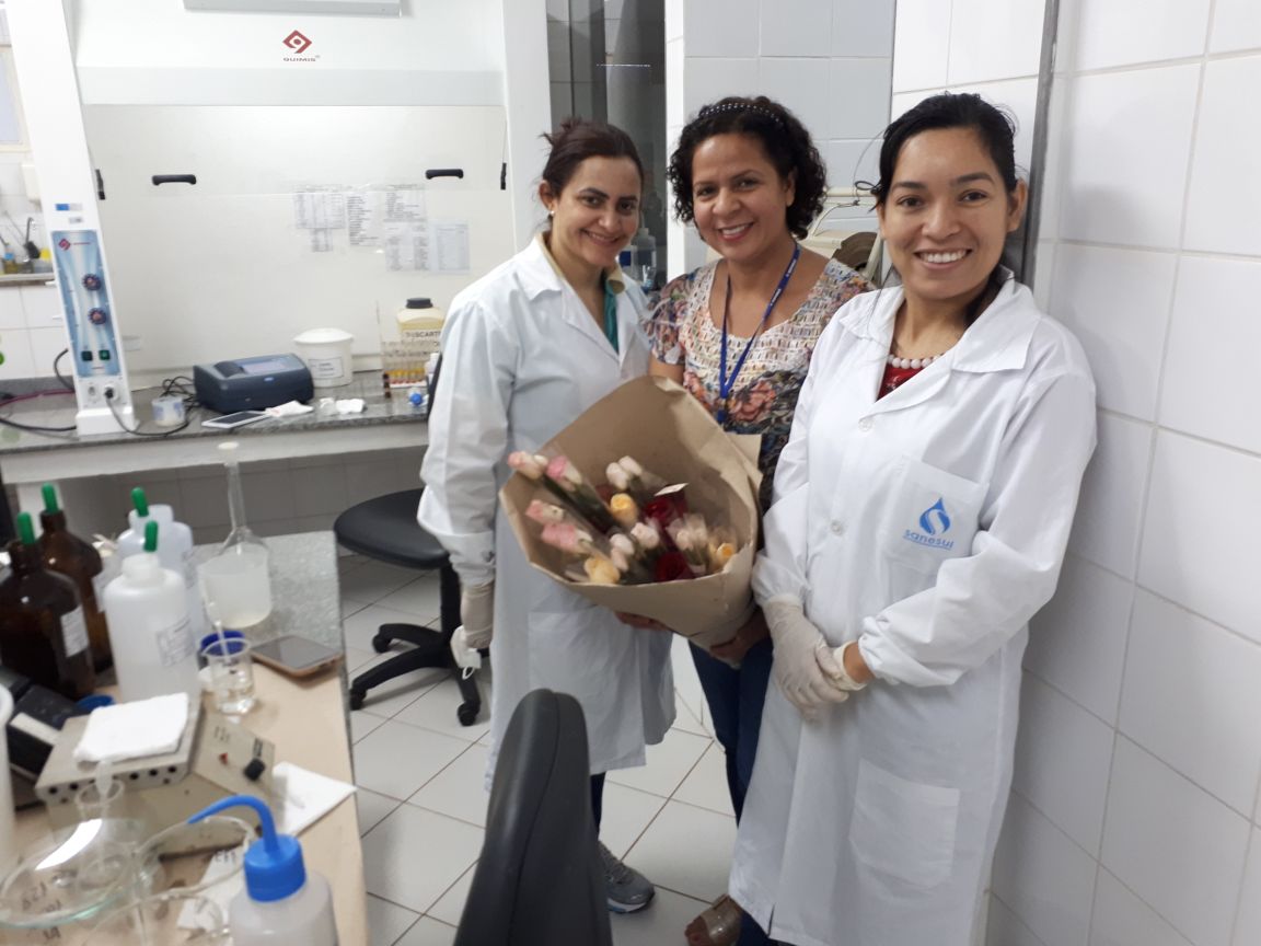 Mulheres do laboratório na Capital