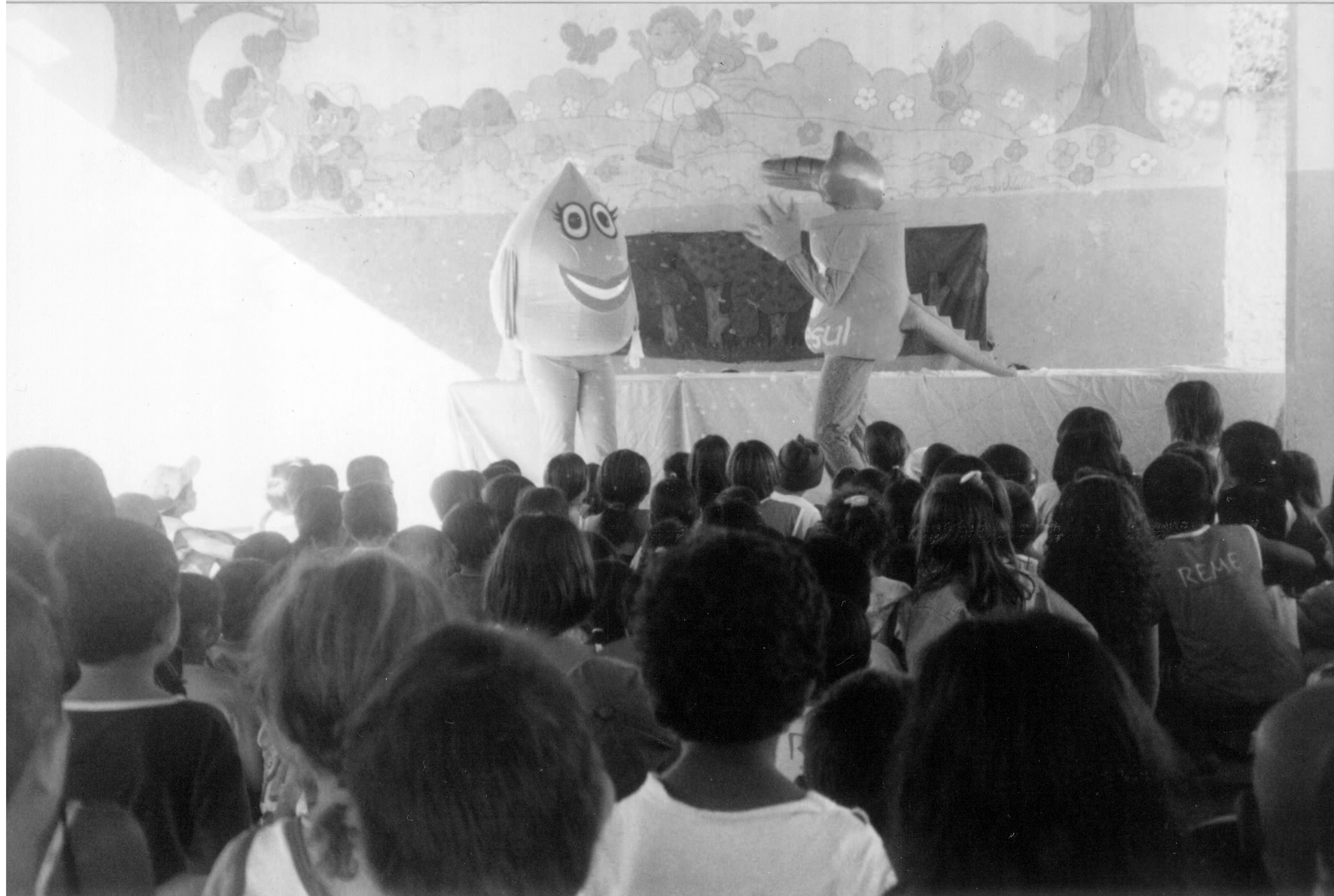 Teatro com os mascotes a Água Lina e o Tuboré