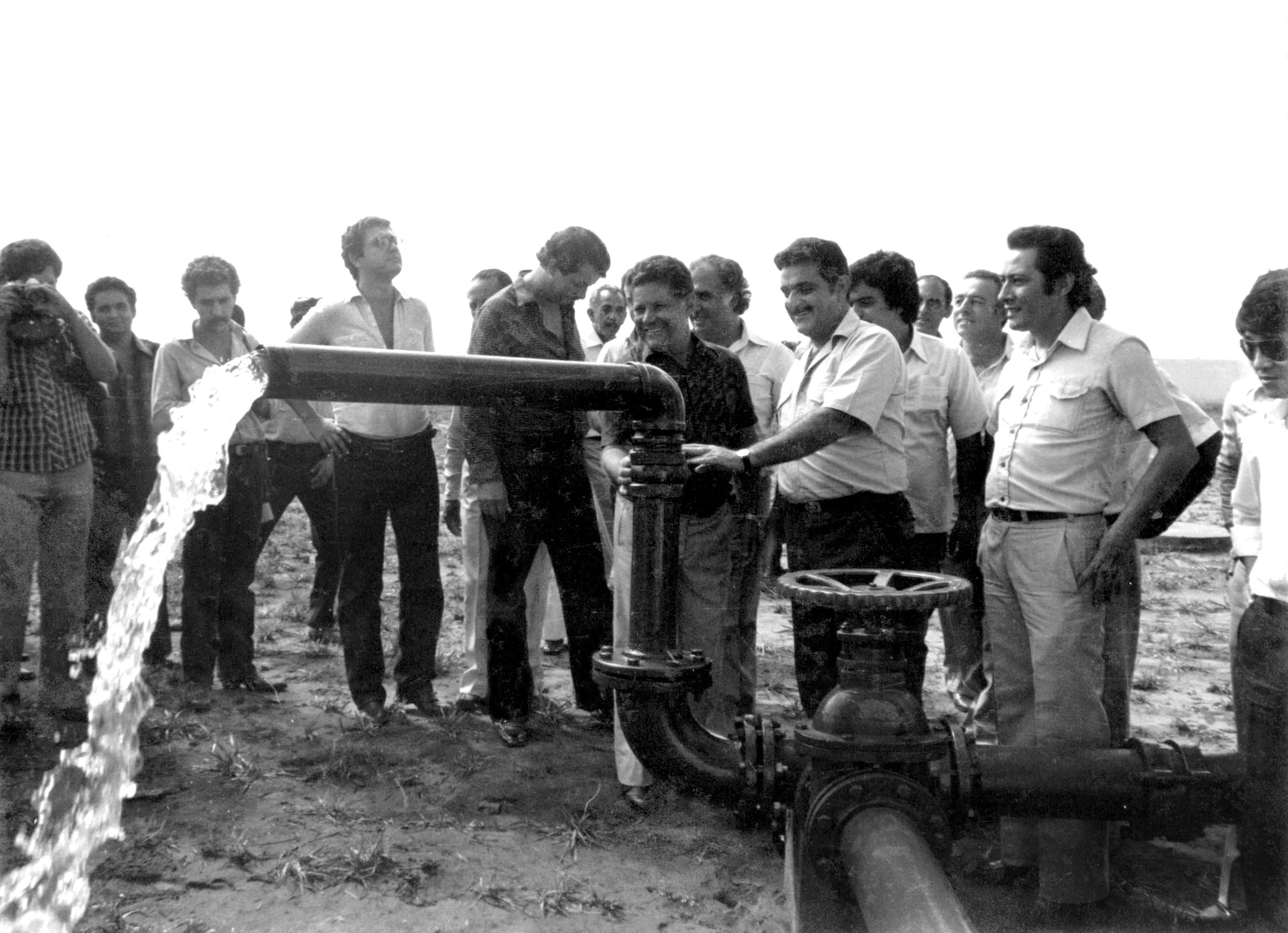 Next Governador Pedro Pedrossian, Abrão Jose Netto "Nenê Abrão" (2º e 4º presidente da Sanesul) e Massatoshi Azuma (gerente Regional de Nova Andradina) - Inauguração poço em Deodápolis - 1981