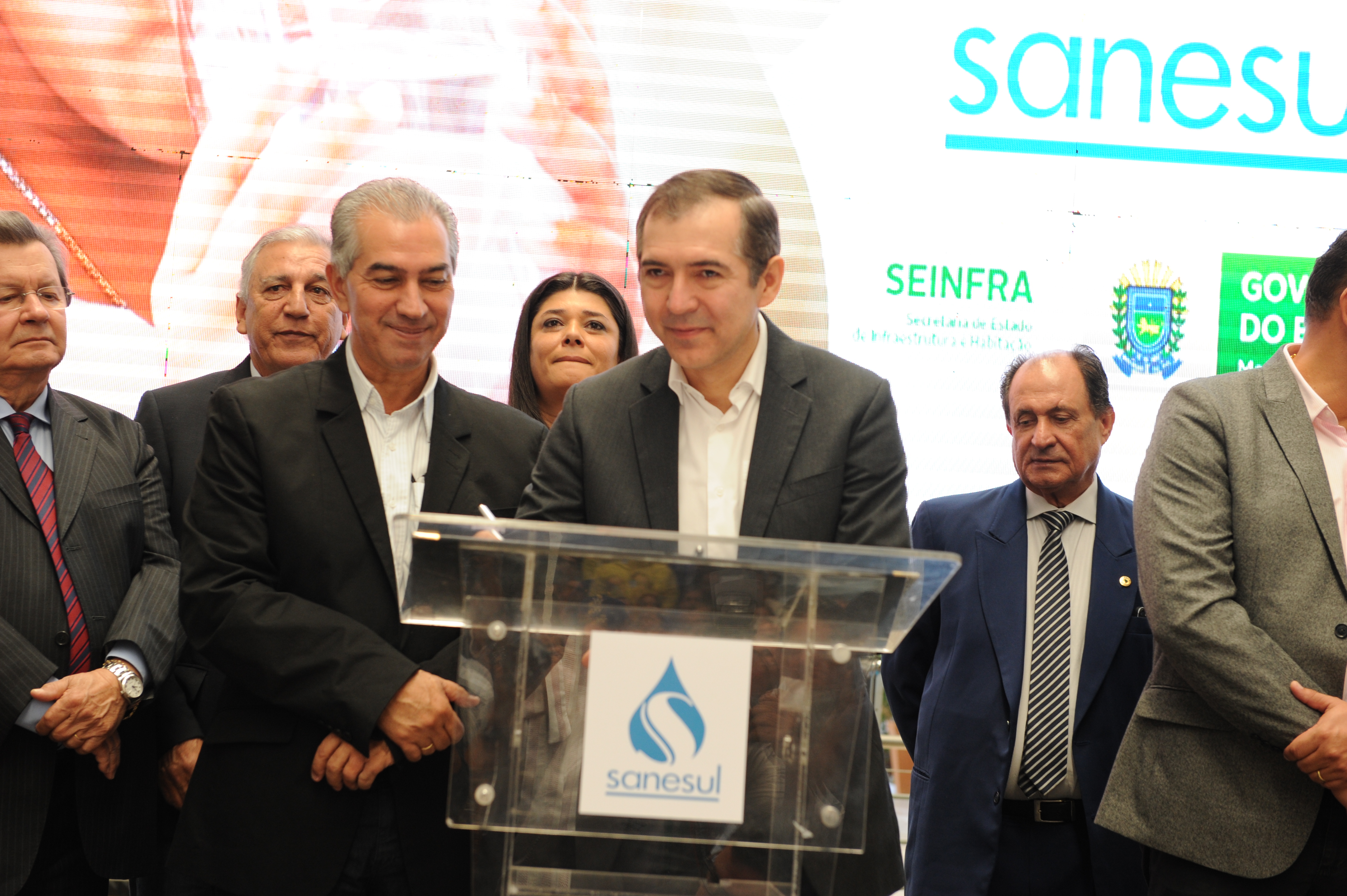 Superintendente da Caixa, Evandro Narciso de Lima, assina contrato (Foto: Marcelo Moriyama)