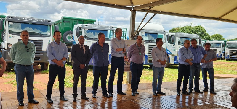 Sanesul prestigia ato do governo de entrega de equipamentos e caminhões para os municípios                                                                                                                                                                                                                                                                                                                                                                                                                          