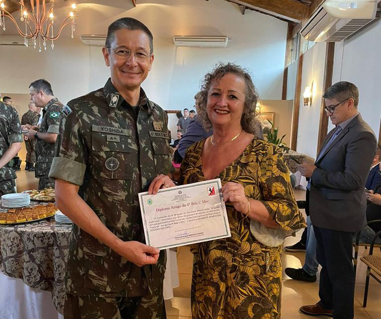 Funcionária da Sanesul é homenageada durante aniversário de 74 Anos da 4ª Brigada de Cavalaria Mecanizada de Dourados                                                                                                                                                                                                                                                                                                                                                                                               